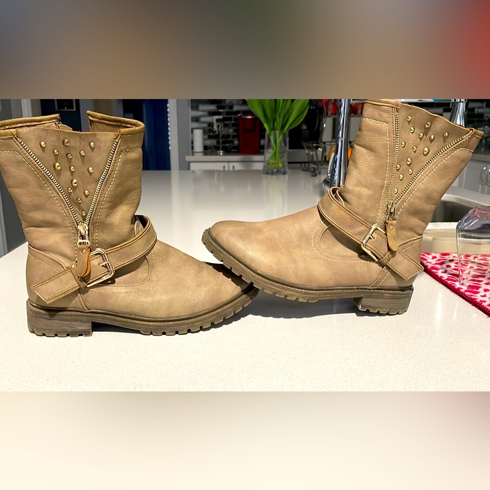 These are women’s boots that are warm and great for the winter.